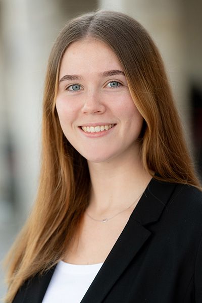 Emily Welzer, Steuerfachangestellte, Verbundstudentin