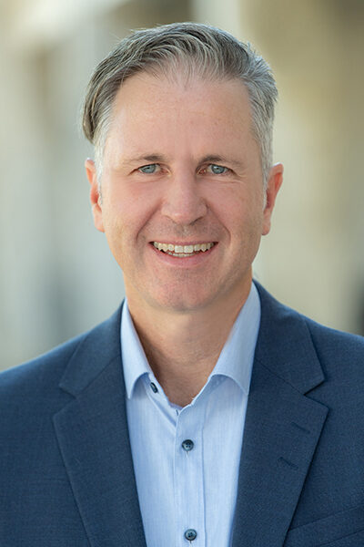 Portr&auml;t von Tobias Bayer, Steuerberater und Wirtschaftspr&uuml;fer, Fachberater f&uuml;r den Heilberufebereich (IFU/ISM gGmbH) und Fachberater f&uuml;r Internationales Steuerrecht in Regensburg