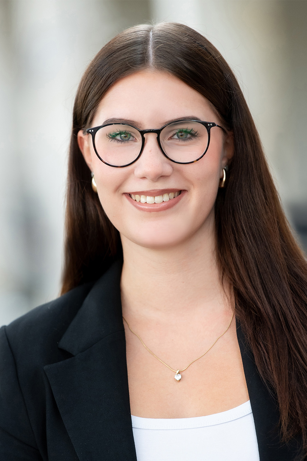 Celine H&ouml;fler, Auszubildende